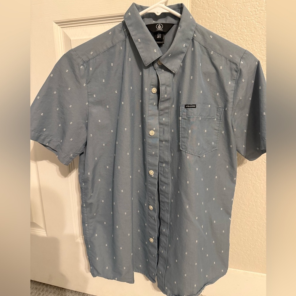 Boys Volcom Light Blue Button Down Short Sleeve Shirt
Size 12Y